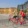 Cyklister med Schönbrunn i bakgrund