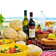 Gedeckter Picknicktisch mit Wein in der Toskana