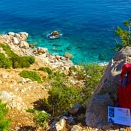 Wanderrucksack am Küstenweg nach Santa Maria Navarrese