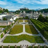 Mirabellgarten med fästning Hohensalzburg i bakgrund