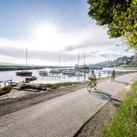 Cykling längs strand