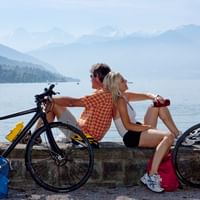 Cykelpaus vid sjö