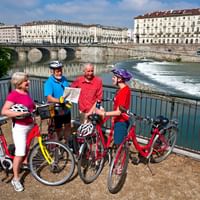 Cyklister vid Ponte Vittorio Emanuele XVI bron
