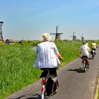 Radfahrer bei Windmühlen