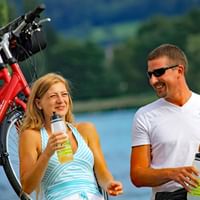 Radler machen Pause am Bodensee