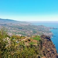 Panorama från brant kusten Cabo Girão mot Funchal