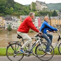 Cyklister på väg längs Mosel floden