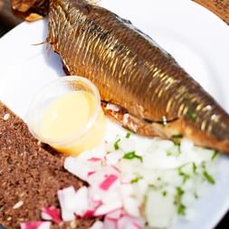 Rökt sill med rågbröd