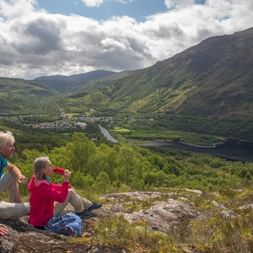 Wanderer bei der Wanderpause in Kinlochleven