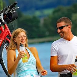 Radler machen Pause am Bodensee