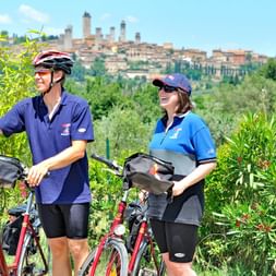 Cyklister framför San Gimignano