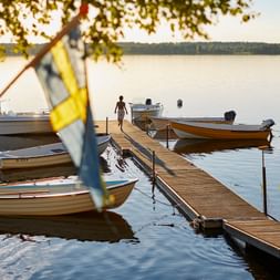 Schwedische Sommerabende am Wasser