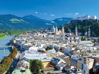 Utsikt över staden Salzburg med fästning Hohensalzburg