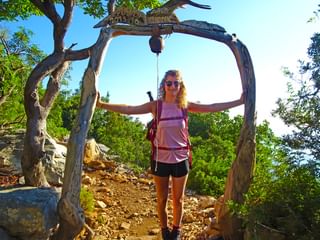Wanderin am Kuestenweg nach Santa Maria Navarrese
