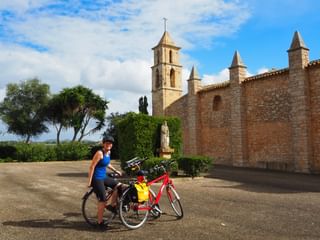 Cykelpaus vid kyrka i Son Negre