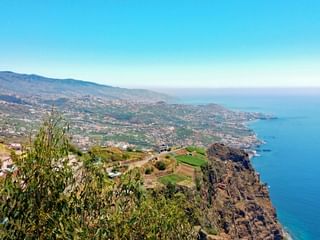 Panorama från brant kusten Cabo Girão mot Funchal