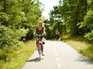 Cyklist längs vägen