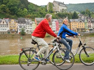 Cyklister på väg längs Mosel floden