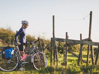 Cyklist längs vägen