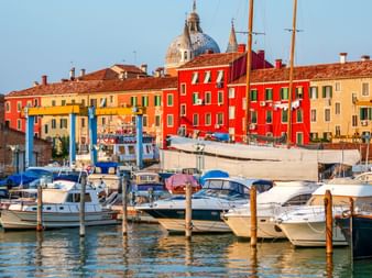 Solnedgång i hamn av Venedig