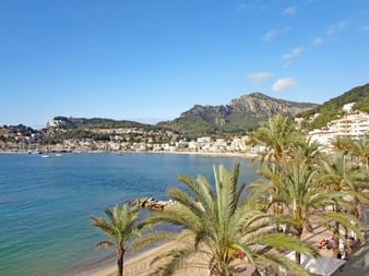 Vandring längs strand av Soller