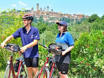 Cyklister framför San Gimignano