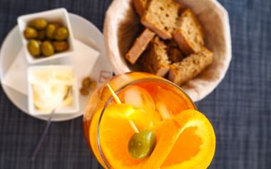 Tapas med olliver och bröd