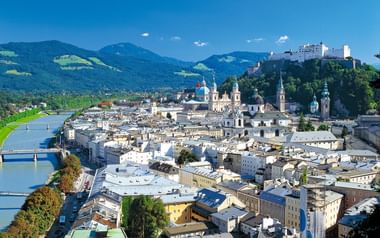 Utsikt över staden Salzburg med fästning Hohensalzburg