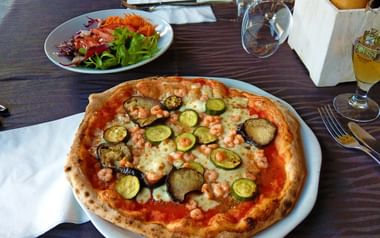 Pizza mit Meeresfrüchten in Sardinien