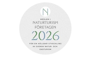 Rund märke med topografiskt mönster som visar 'Medlem i naturturism företagen 2026' för en hållbar utveckling av svensk natur- och ekoturism.