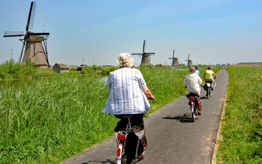 Radfahrer bei Windmühlen