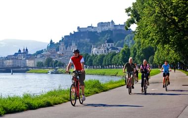 Cyklister längs Salzach i Salzburg