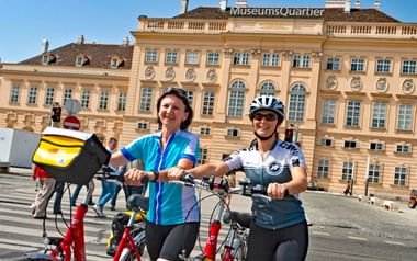 Cyklister framför museumskvarteret i Wien