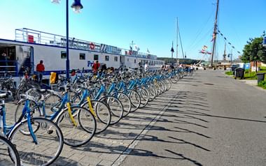 Cyklar vid båten