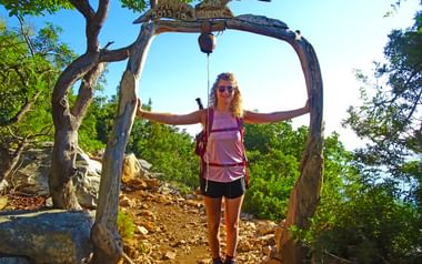 Wanderin am Kuestenweg nach Santa Maria Navarrese