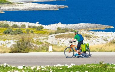 Cyklist längs vägen Cyklist längs vägen i Apulien