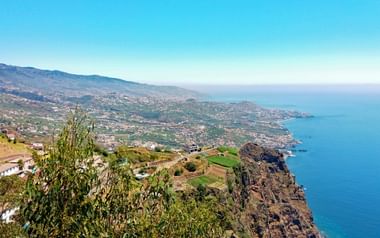 Panorama från brant kusten Cabo Girão mot Funchal