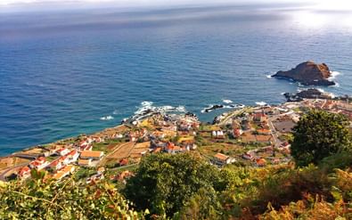 Utsikt över Porto Moniz med sina lava-pools