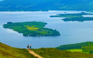 Wanderer am glasklaren Loch Lomond