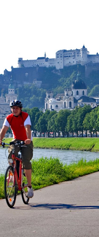 Cyklister längs Salzach i Salzburg