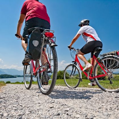Cyklister på väg mot sjö