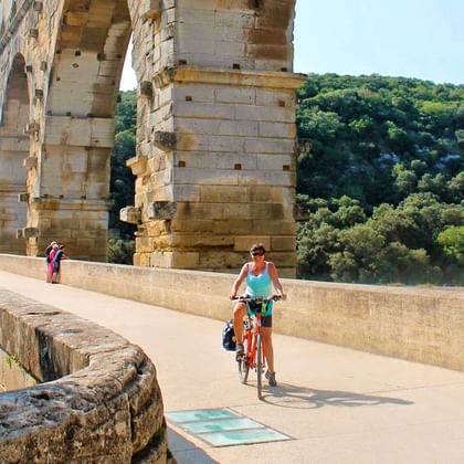 Cyklist på Pont du Gard
