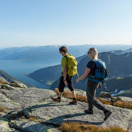 Vandrare på väg längs Sognefjord