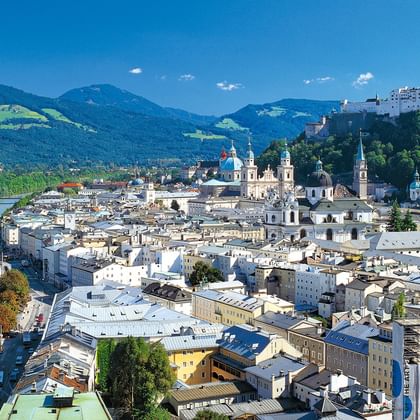 Utsikt över staden Salzburg med fästning Hohensalzburg