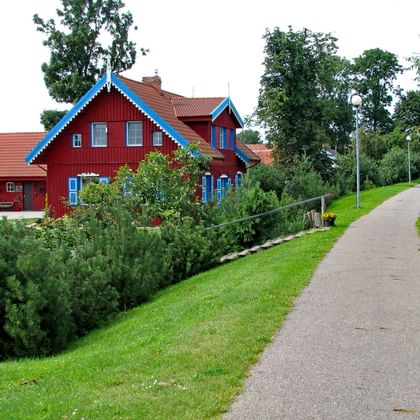 Kulört hus längs vägen