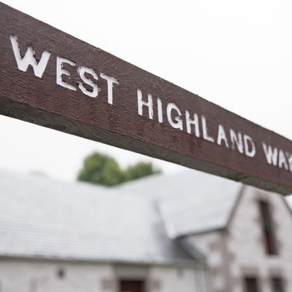 Wanderschild des West Highland Way auf der Beinglas Farm