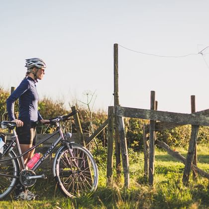 Cyklist längs vägen