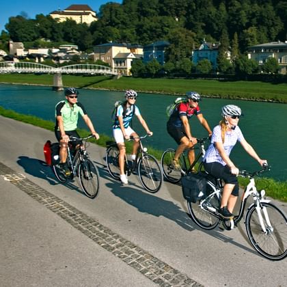 Cykelväg längs Salzach floden