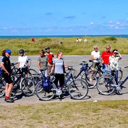 Gruppfoto med cyklister