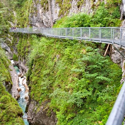 Panoramaled genom Partnachklamm klyftan
